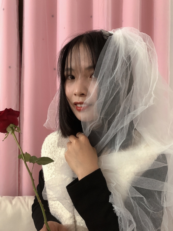 持紫菜包饭的女孩的第一张照片--长泰交友网